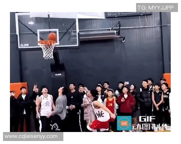 姚明直播中对篮球赛事的精彩点评引发球迷热议与共鸣