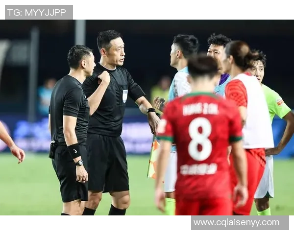 中超激战里昂大胜尤文图斯帽子戏法引发争议判罚全场沸腾 中超激战里昂大胜尤文图斯帽子戏法引发争议判罚全场沸腾