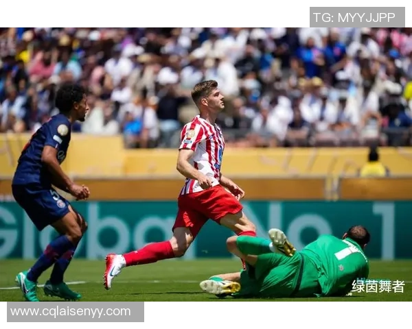 欧联杯激战:本菲卡与巴黎圣日耳曼战平争议判罚引发全场沸腾 欧联杯激战:本菲卡与巴黎圣日耳曼战平争议判罚引发全场沸腾